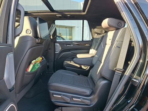 Used 2024 Cadillac Escalade Sport Platinum w/ LPO, ONYX Package image 9