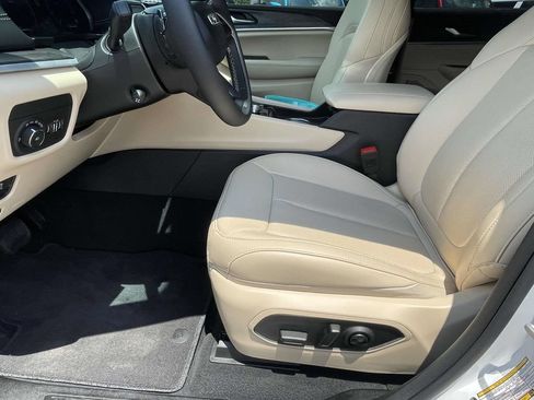 Used 2025 Jeep Grand Cherokee Limited w/ Luxury Tech Group II RWD image 14