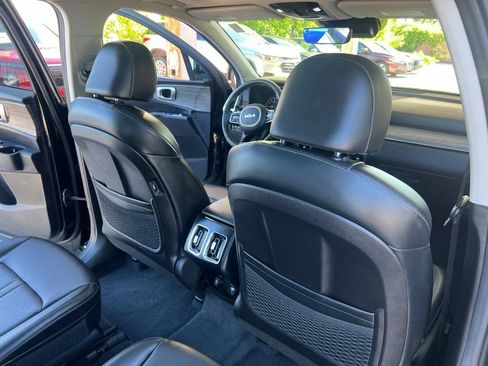 Certified 2023 Kia Sorento EX w/ Panoramic Sunroof Package FWD image 18