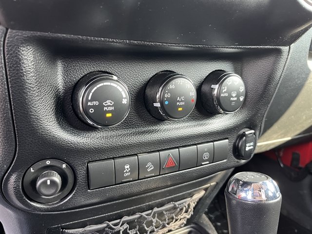 Used 2014 Jeep Wrangler Unlimited Sahara w/ Connectivity Group AWD/4WD image 27