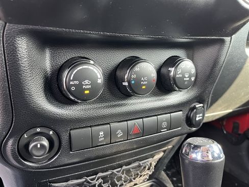 Used 2014 Jeep Wrangler Unlimited Sahara w/ Connectivity Group AWD/4WD image 27