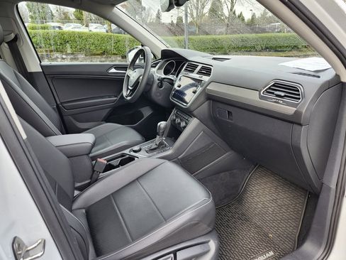 Used 2021 Volkswagen Tiguan SE w/ Panoramic Sunroof Package image 38
