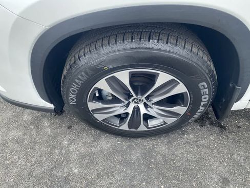 Used 2022 Toyota Highlander XLE image 10