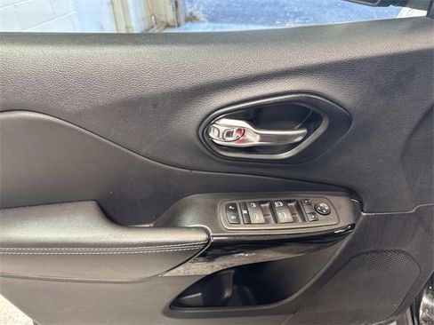 Used 2023 Jeep Cherokee Altitude Lux image 18