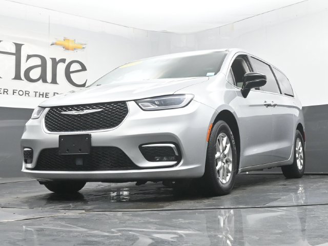 Used 2024 Chrysler Pacifica Touring-L FWD image 4