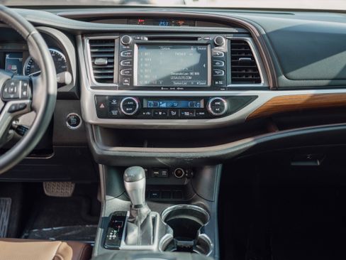 Used 2019 Toyota Highlander Limited w/ Carpet Mat Package (TMS) FWD image 9