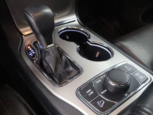 Used 2018 Jeep Grand Cherokee Overland AWD/4WD image 13