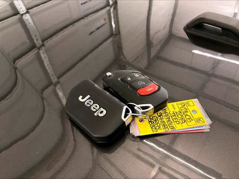 Used 2019 Jeep Wrangler Unlimited Sahara image 9