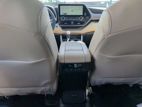 Used 2025 Toyota Highlander XLE FWD image 33