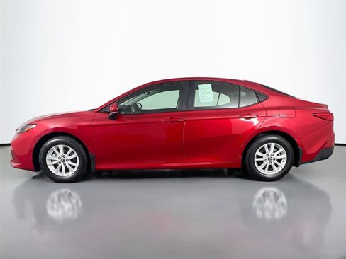Used 2025 Toyota Camry LE image 3