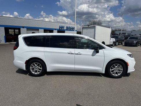 Used 2024 Chrysler Pacifica Touring-L FWD image 9
