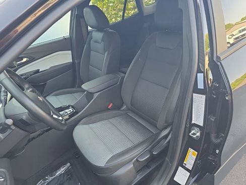 Used 2025 Chevrolet Trax LT w/ LT Convenience Package FWD image 11
