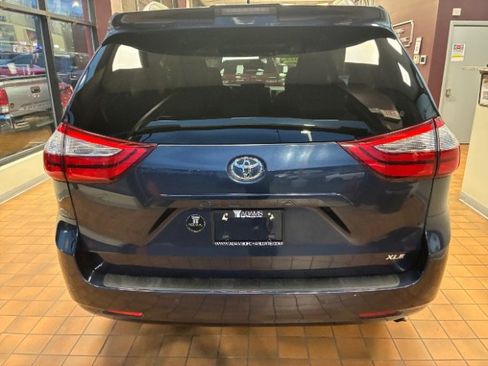 Used 2018 Toyota Sienna XLE Premium image 12