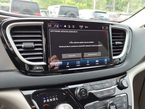 Used 2024 Chrysler Pacifica Touring-L FWD image 21