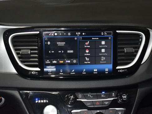 Certified 2025 Chrysler Pacifica Select FWD image 32