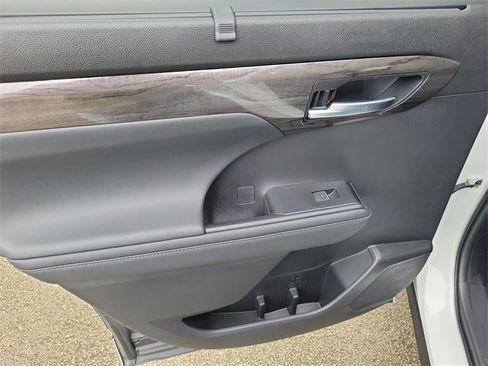 Used 2022 Toyota Highlander Limited image 9