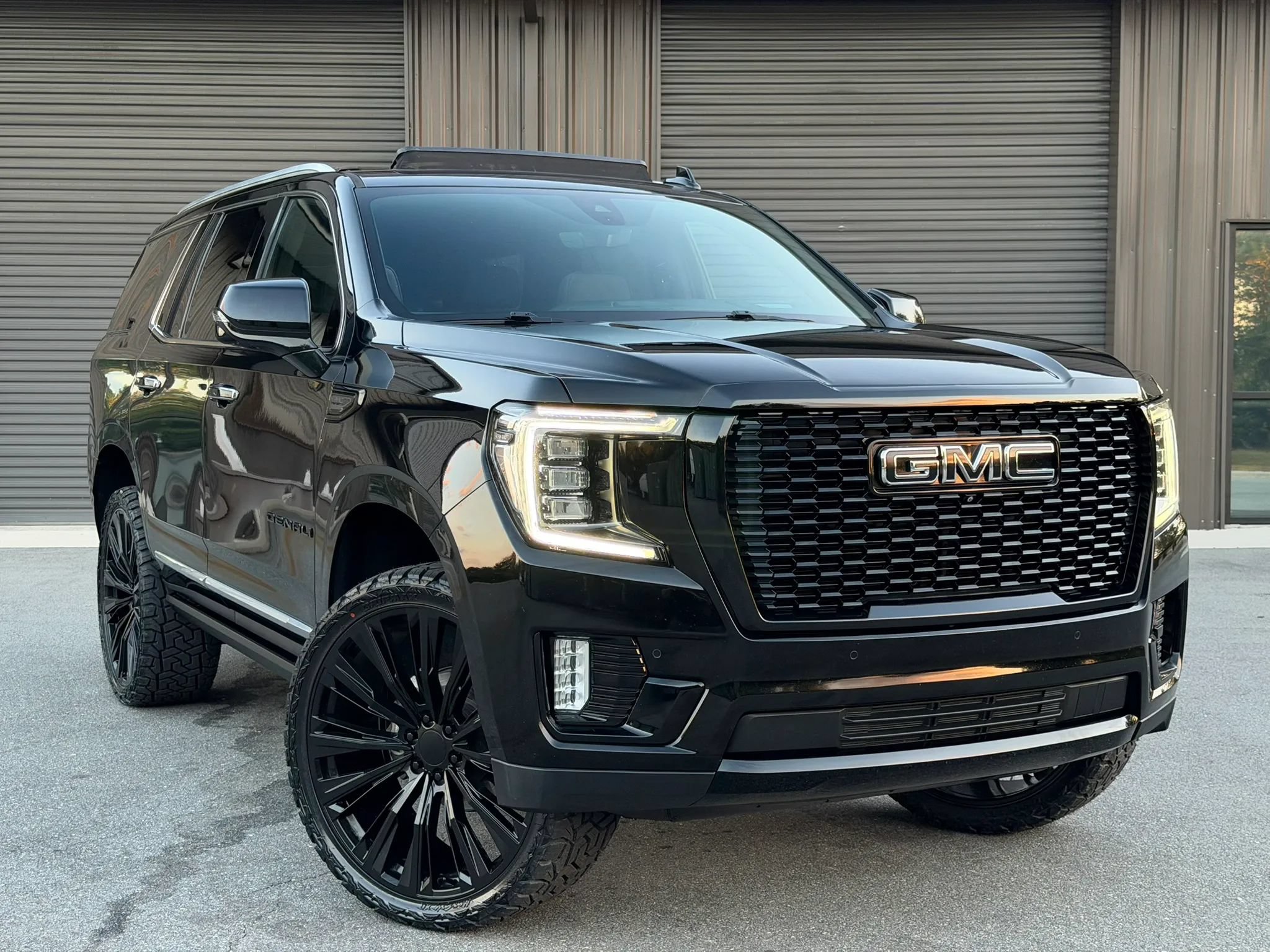Used 2022 GMC Yukon Denali w/ Denali Premium Package AWD/4WD image 1