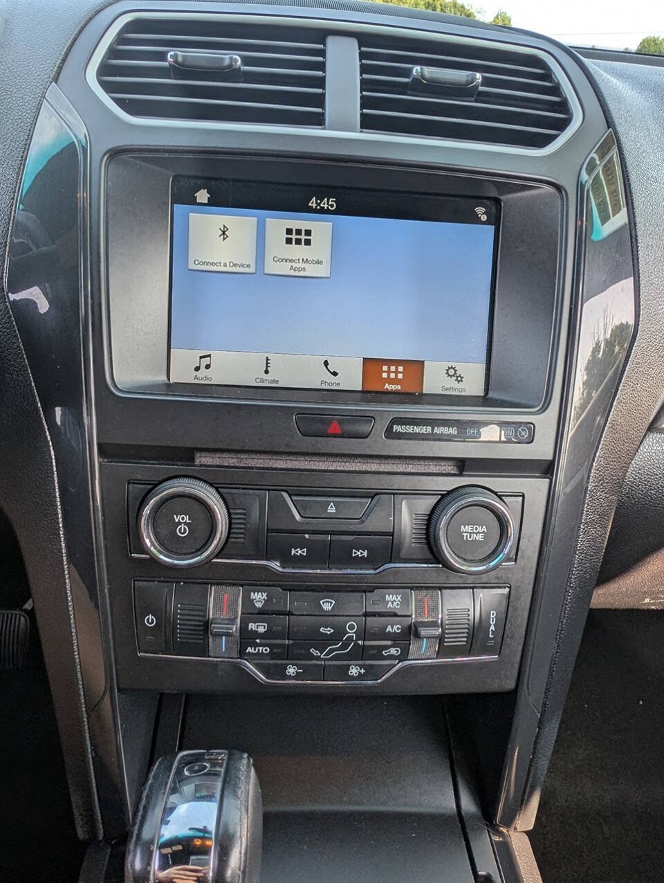 Used 2017 Ford Explorer XLT w/ Equipment Group 201A AWD/4WD image 16