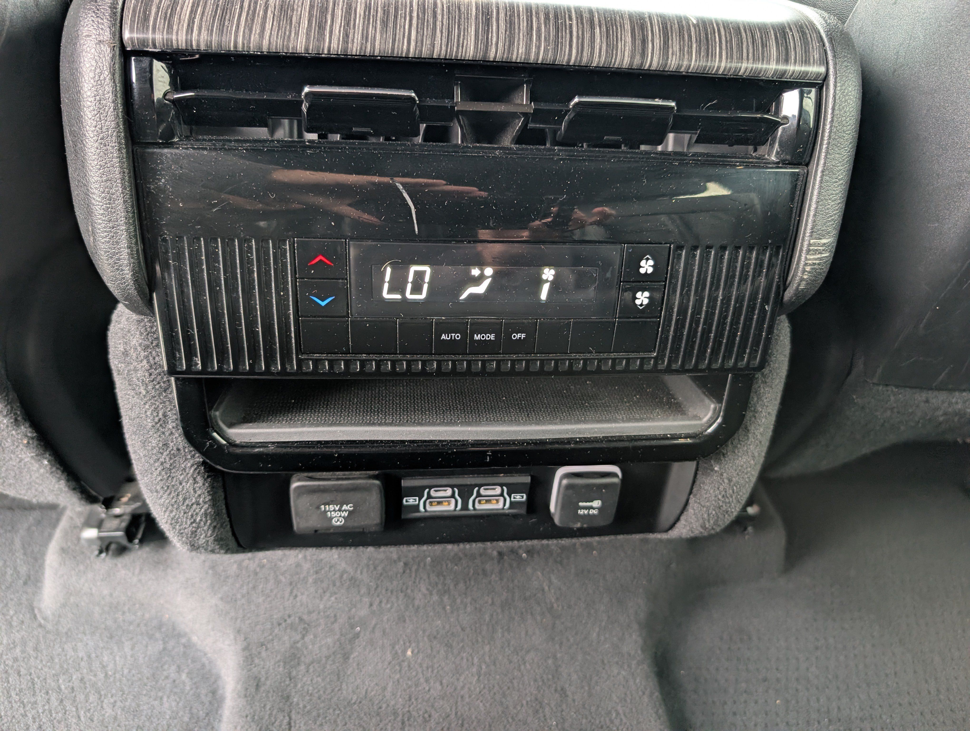 Used 2024 Jeep Wagoneer Series II w/ Flexible Seating Group AWD/4WD image 17