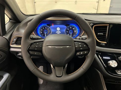 New 2027 Chrysler Pacifica Pinnacle w/ Theater Group AWD/4WD image 17