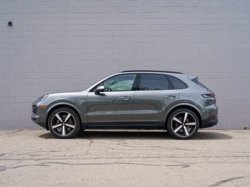 Certified 2026 Porsche Cayenne E-Hybrid AWD/4WD image 2