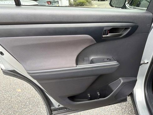 Certified 2025 Toyota Highlander LE FWD image 13