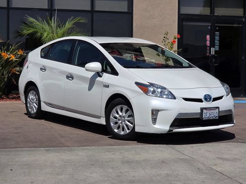 Used 2014 Toyota Prius Prime Advanced FWD image 3