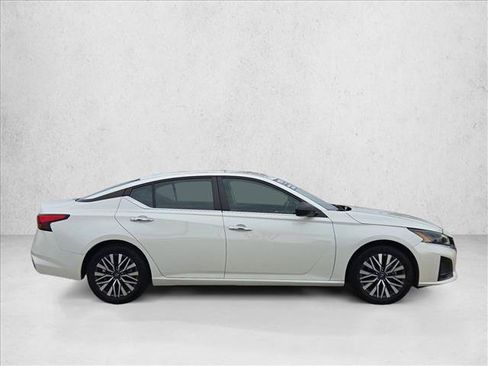 Used 2025 Nissan Altima 2.5 SV FWD image 4