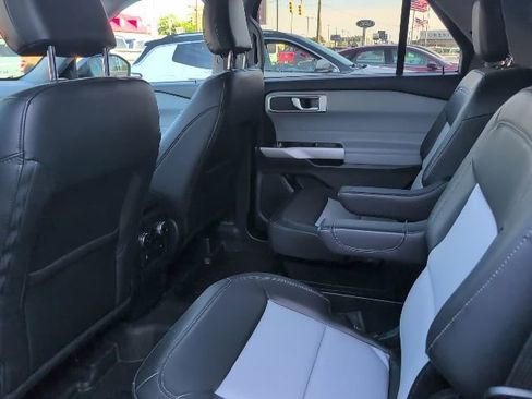 Used 2022 Ford Explorer XLT w/ Equipment Group 202A AWD/4WD image 8