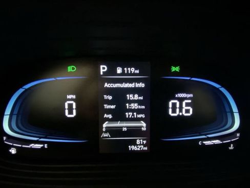 Used 2023 Hyundai Venue Limited FWD image 15