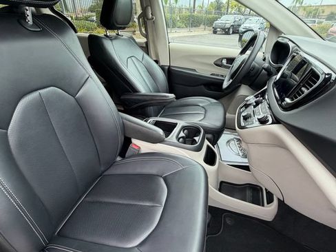 Used 2024 Chrysler Pacifica Touring-L FWD image 35