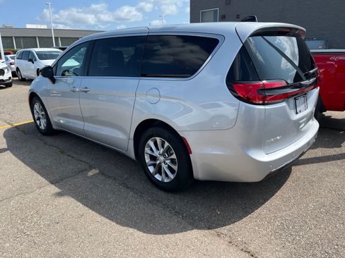 Used 2026 Chrysler Pacifica Limited FWD image 9