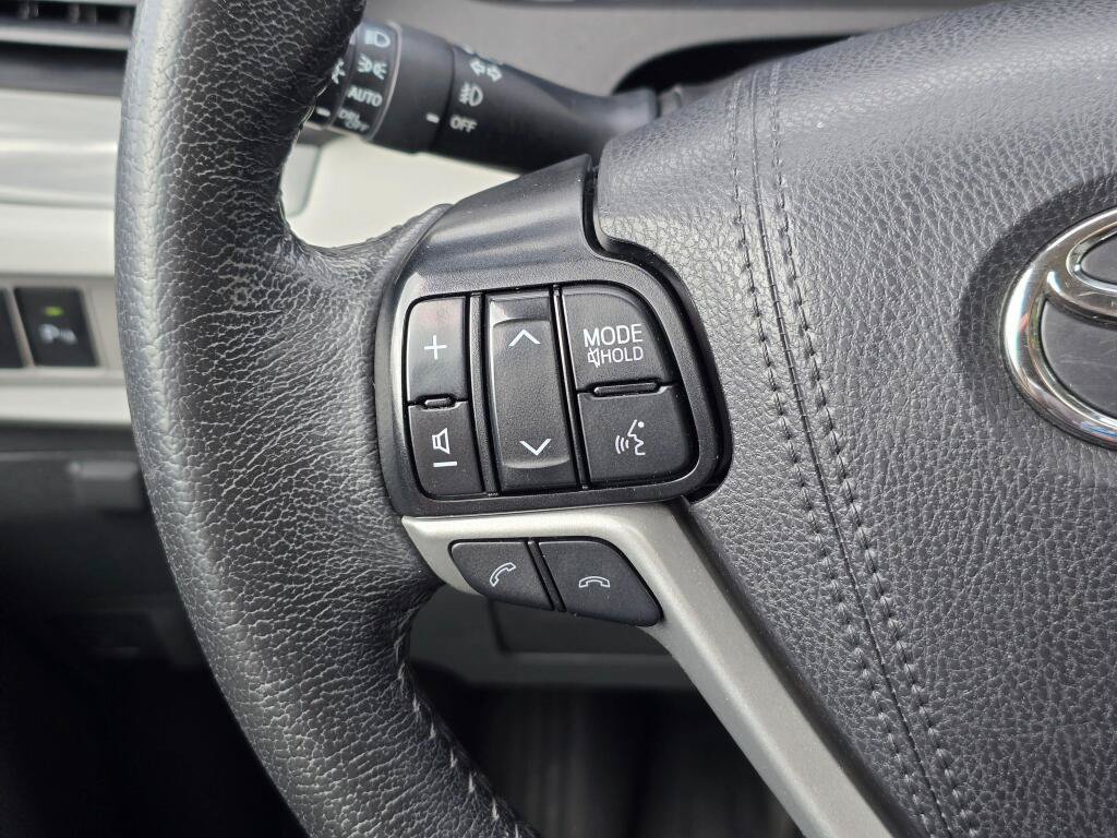 Used 2020 Toyota Sienna XLE w/ XLE Navigation Package FWD image 30