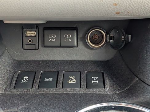 Used 2017 Toyota Highlander XLE AWD/4WD image 32