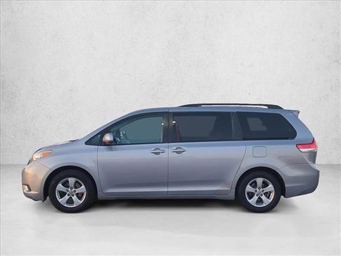 Used 2011 Toyota Sienna LE image 7