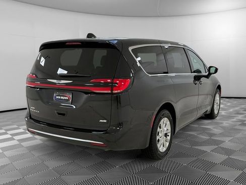 Used 2023 Chrysler Pacifica Touring-L image 3