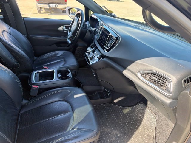 Used 2019 Chrysler Pacifica Touring-L Plus w/ Advanced Safetytec Group FWD image 17