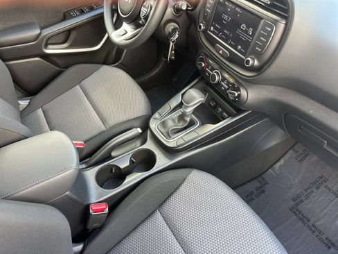 Used 2025 Kia Soul LX w/ LX Technology Package FWD image 16