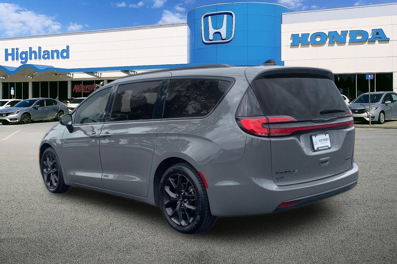 Used 2025 Chrysler Pacifica Limited FWD image 3