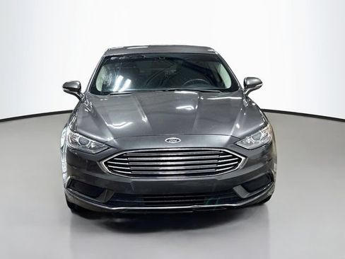 Used 2017 Ford Fusion SE w/ Fusion SE Technology Package FWD image 2