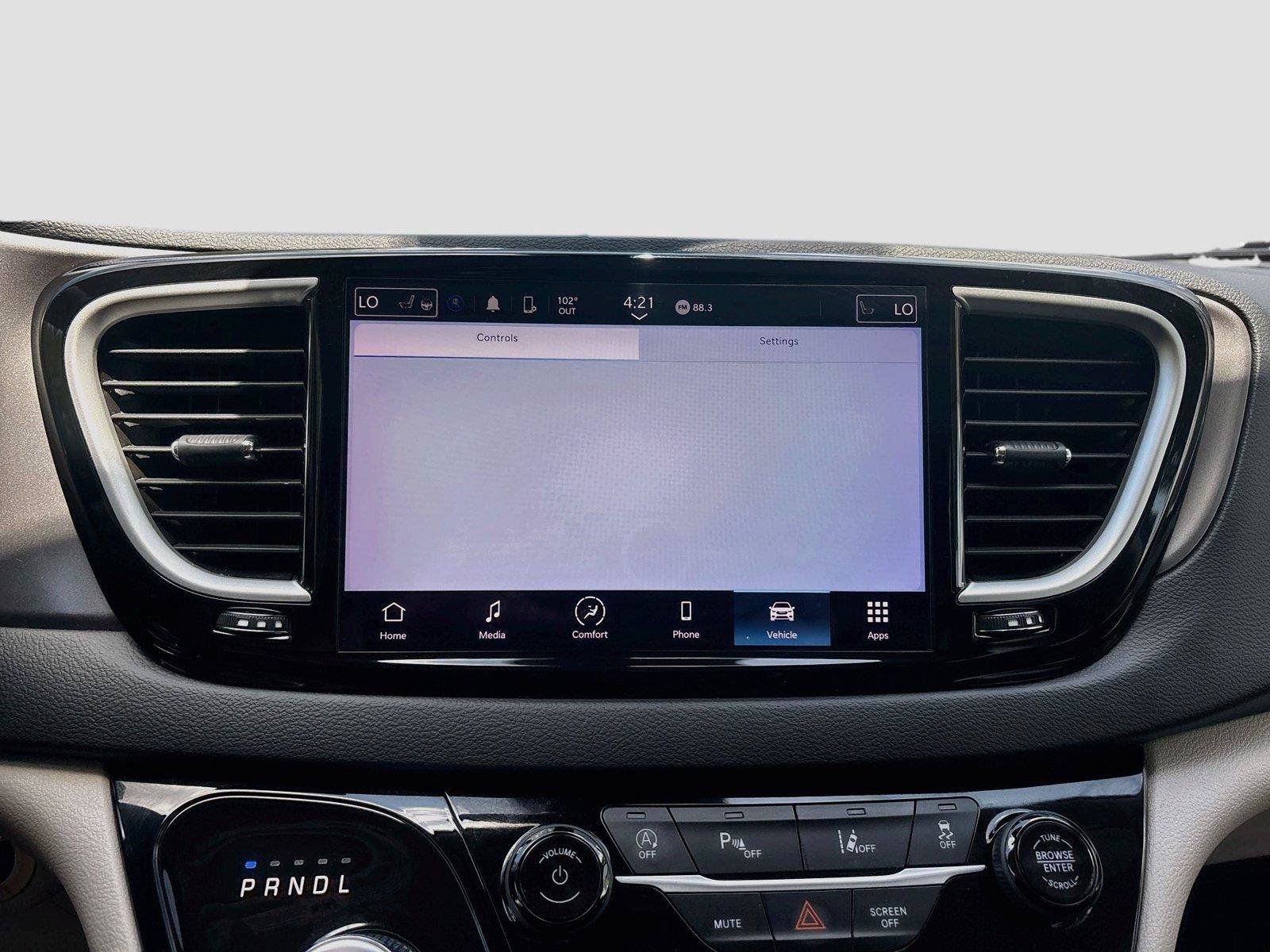 Used 2023 Chrysler Pacifica Touring-L FWD image 9