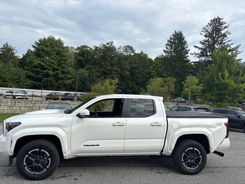 Used 2024 Toyota Tacoma TRD Sport AWD/4WD image 3
