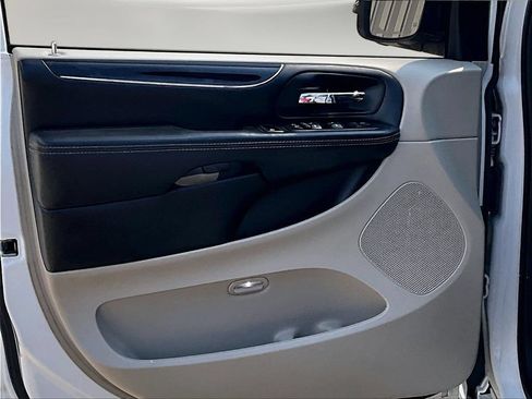 Used 2017 Dodge Grand Caravan SXT FWD image 23