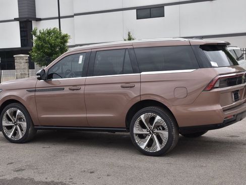 New 2026 Lincoln Navigator Black Label AWD/4WD image 10