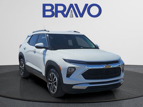 Used 2025 Chevrolet TrailBlazer LT FWD image 2