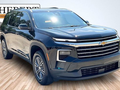 Used 2024 Chevrolet Traverse LT FWD image 2