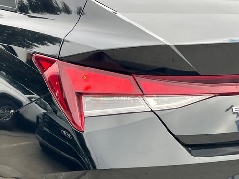 Used 2021 Hyundai Elantra SE image 25