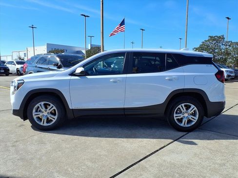 Used 2024 GMC Terrain SLE image 3