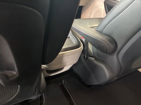 Used 2017 Chrysler Pacifica Touring-L w/ Tire & Wheel Group FWD image 13