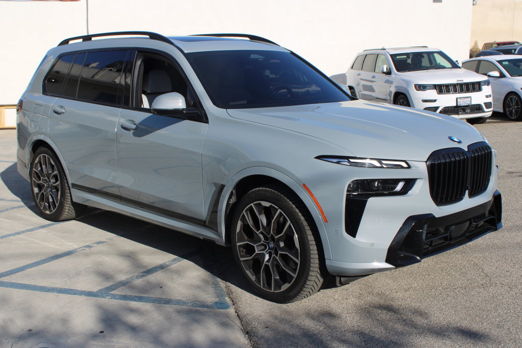 Used 2024 BMW X7 xDrive40i w/ M Sport Package AWD/4WD image 3